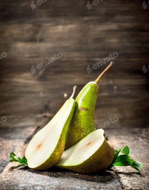 Preview: Fresh pears with leaves.