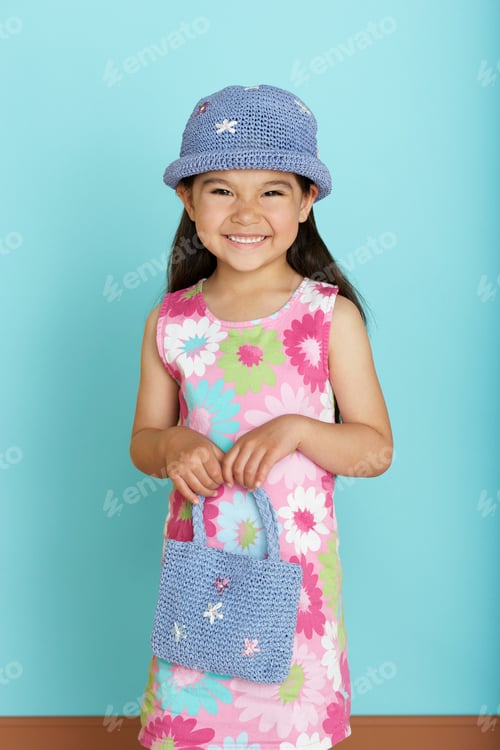 Preview: Young girl holding a handbag