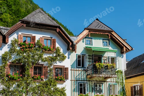 Preview: Stunning architecture and vibrant flowers in Hallstatt, Austria on a sunny day