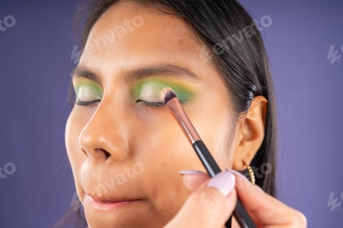 Preview: Making up a woman's eyes with shadows