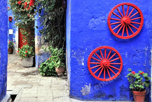 Preview: Colonial architecture and blue walls