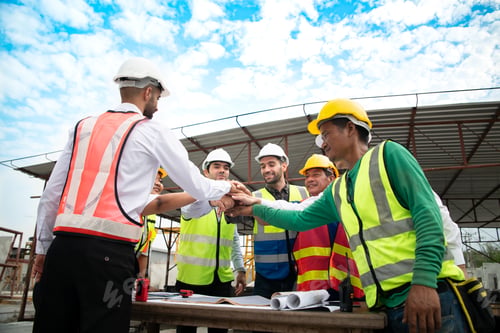 Preview: Construction engineers, architects, and foremen form a group. Participate in a meeting