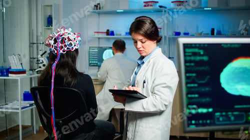 Preview: Back view of woman patient wearing performant brainwave scanning