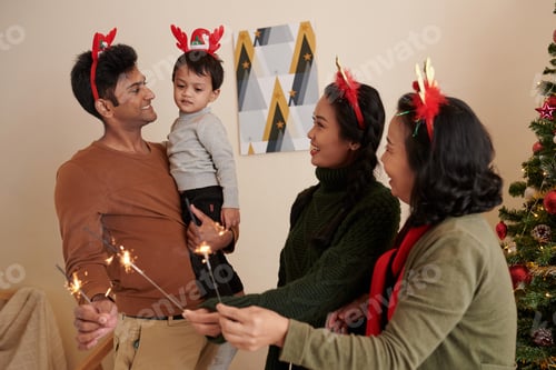 Visualização: Família Queimando Luzes de Bengala