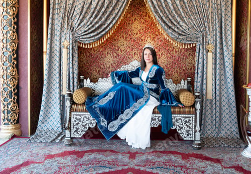 Preview: Beautiful girl in tradiotional turkish dress