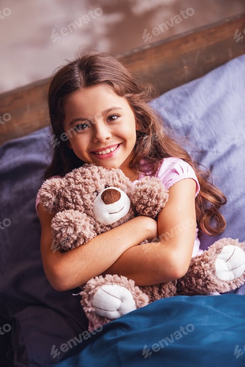 Preview: Little girl in bed
