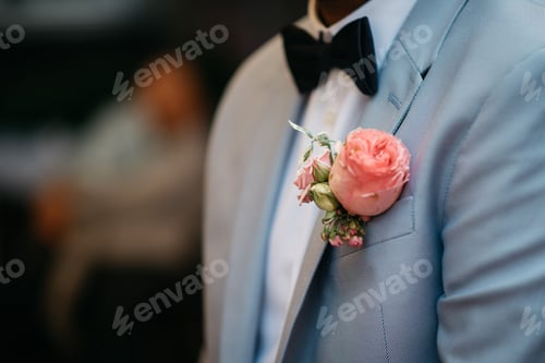 Preview: Closeup of the groom's rose boutonniere on a blue suit