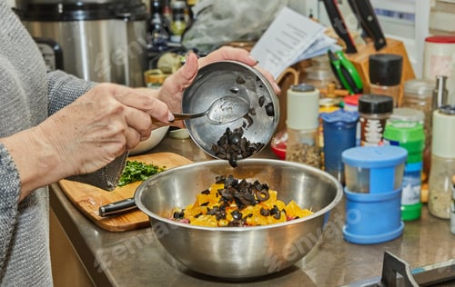 Preview: Chef shifts olives to salad with zucchini, oranges and salami.