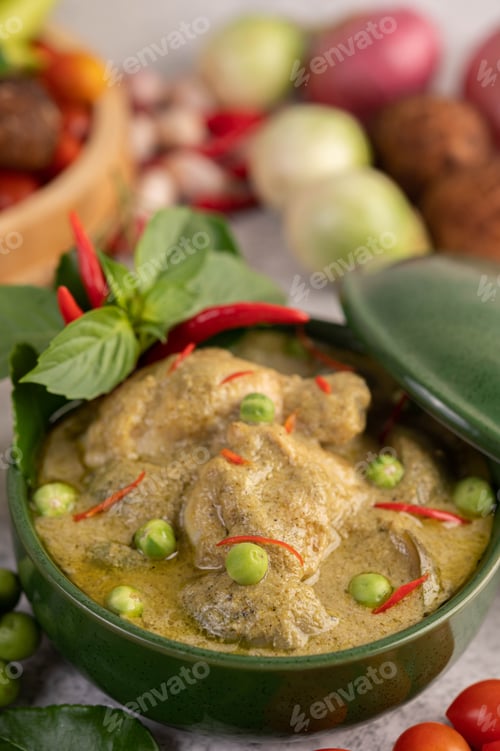 Preview: Chicken green curry in a bowl .