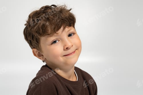 Vista previa: Un chico lindo y elegante con atuendo casual sonríe alegremente, mostrando un espíritu juguetón.