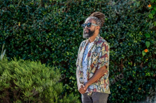 Preview: Portrait of stylish man seen outdoors