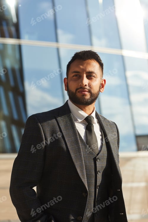 Preview: Elegant businessman in suit