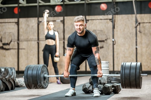 Preview: Man lifting up a burbell in the gym