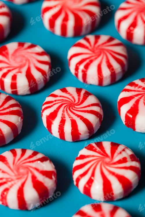 Caramelos dulces de menta roja y blanca
