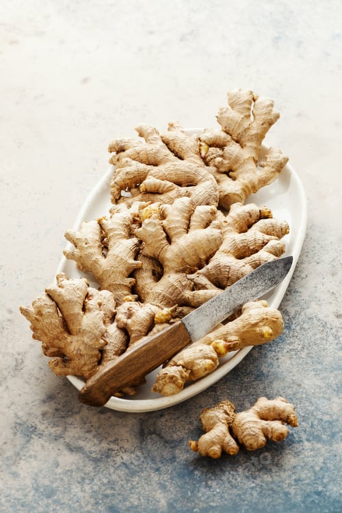 Preview: Fresh ginger root on a oval plate