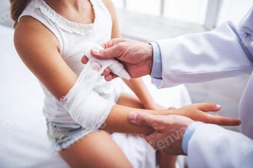 Preview: Little girl and pediatrician