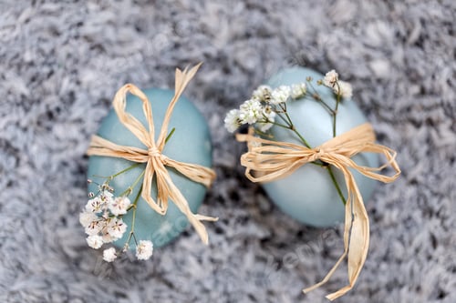 Preview: Easter eggs with spring flowers, closeup