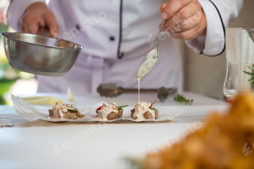 Preview: Hand holds spoon over meat