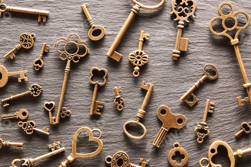 Preview: Various metal keys on slate background