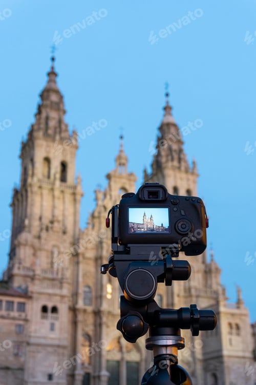 Preview: DSLR photo camera with digital display showing the Santiago de Compostela cathedral