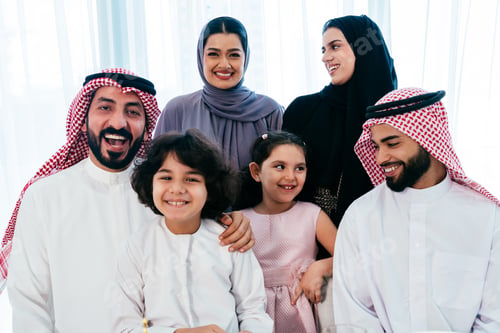 Preview: Happy arab family wearing saudi arabia clothing at home
