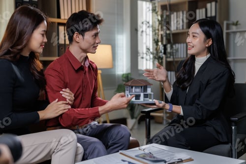 Aperçu: Couple discussing new house model with real estate agent