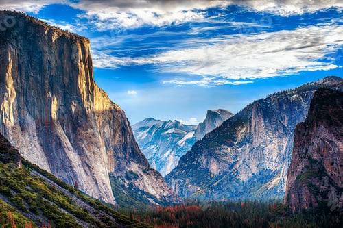 Preview: The Tunnel View in Yosemite National park, steep cliffs and mountains towering over the valley.
