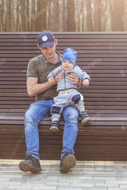Preview: Father with baby boy on the bench in the park
