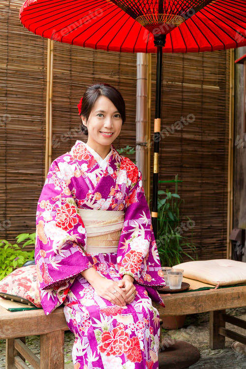 Preview: Japanese womanwearing kimono and sitting at tea house