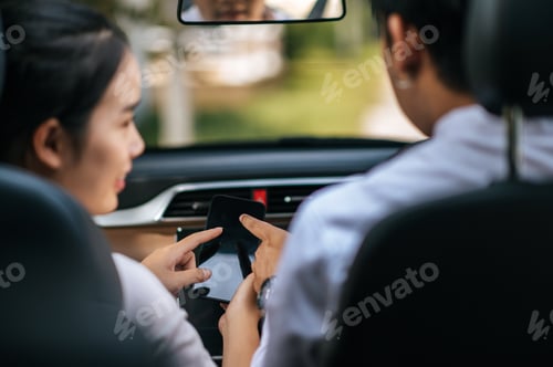 Preview: a woman and a man sitting in a car.