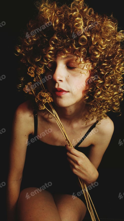 Preview: Elegant portrait of a young blonde woman