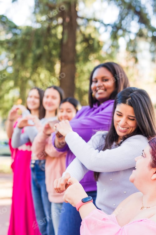 Visualização: Mãos em forma de coração, amor, inspiram inclusão, movimento feminista pela diversidade e direitos das mulheres em irmandades