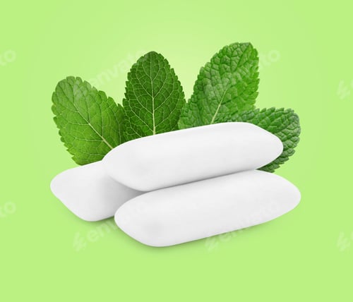 Preview: Menthol chewing gum pillows and mint leaves on light green background