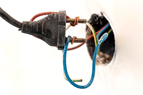 Preview: Badly wired plug showing bad and wrong and dangerous connection