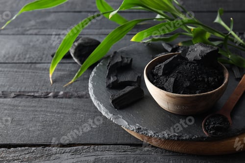 Preview: Natural charcoal and powdered charcoal on dark wooden background