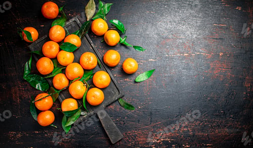 Preview: Fragrant fresh tangerines on a cutting board.