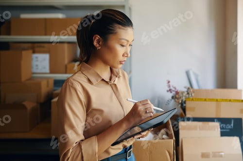 Preview: Woman Using Tablet PC In Warehouse
