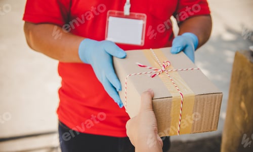 Preview: woman is receiving a parcel box from the delivery staff.