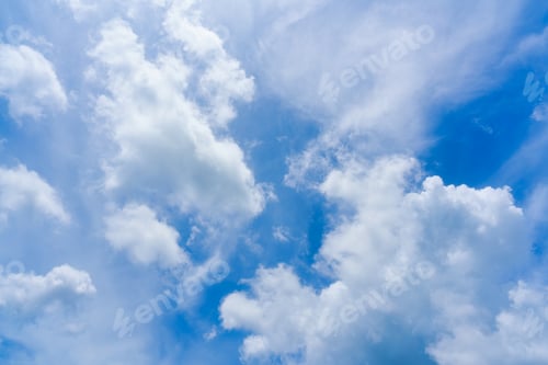 Vorschau: Weiße, flauschige Wolke und blauer Himmel an sonnigen Tagen