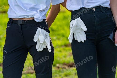 Preview: Women in gloves standing together in a field