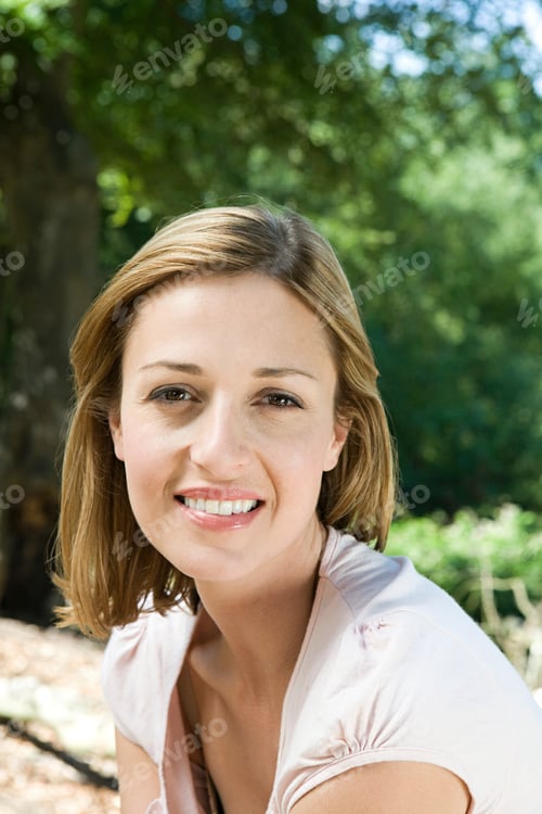Preview: Smiling woman enjoying a sunny day in the park