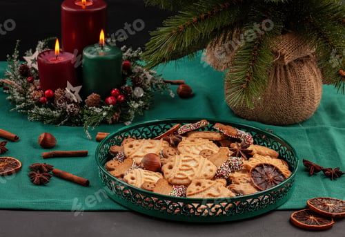 Preview: Tasty homemade Christmas cookies in the green plate