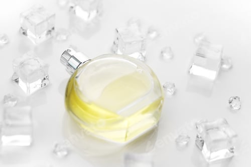 Vista previa: Female perfume yellow bottle, Objective photograph of perfume bottle in ice cubes