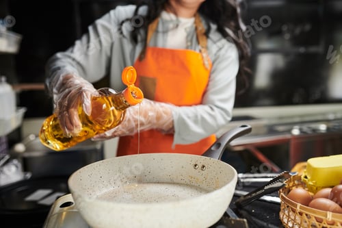 Preview: Pouring Oil in Saucepan