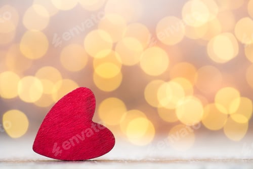 Preview: Red hearts on the wooden background.