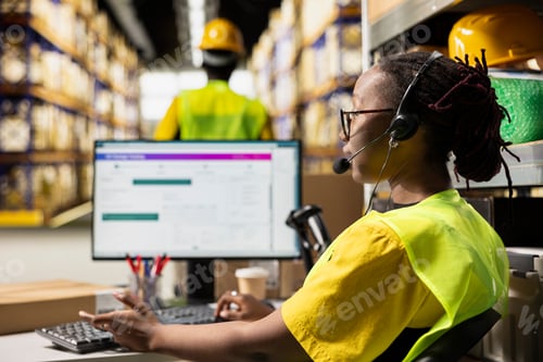 Preview: Worker responding to problems like lost parcels or order tracking