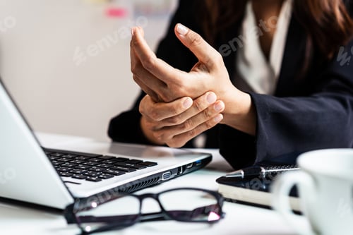 Preview: Stressed business woman suffering from wrist pain, Office syndrome concept