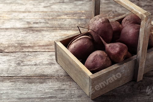 Preview: Box with whole fresh beets on wooden table