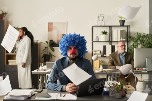 Preview: Clown economist and falling papers