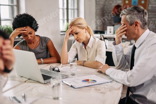Visualização: Worried business people working in the office.
